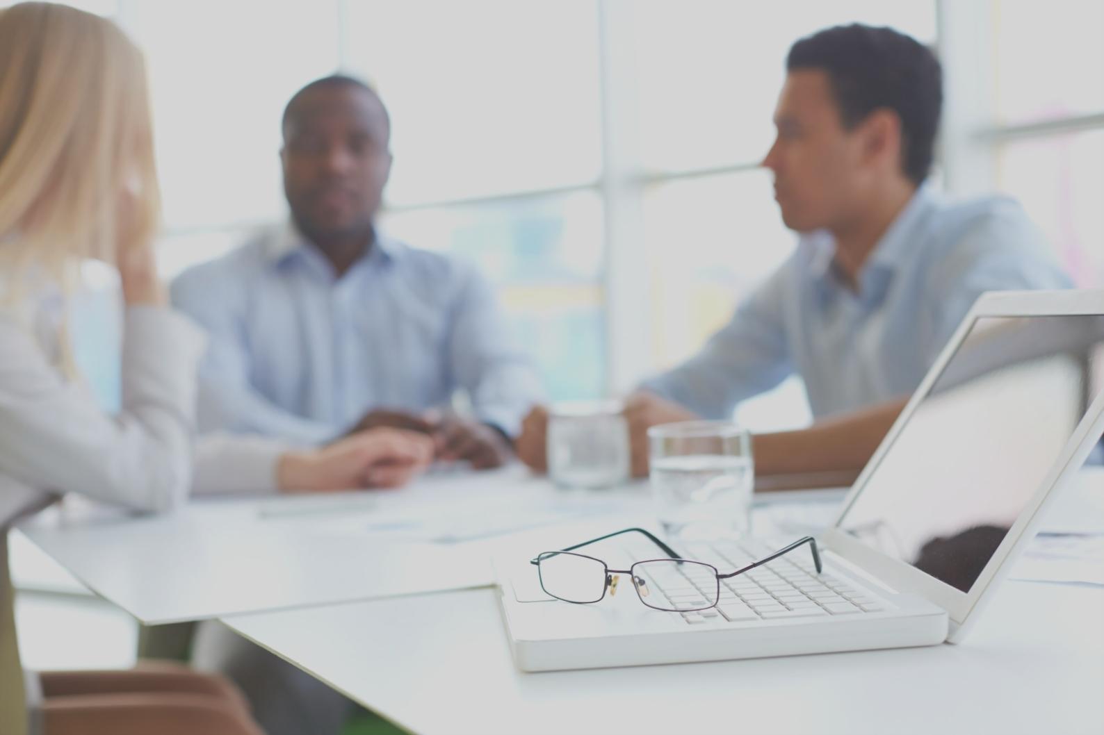 Estudiantes aprendiendo sobre finanzas personales en sesión interactiva